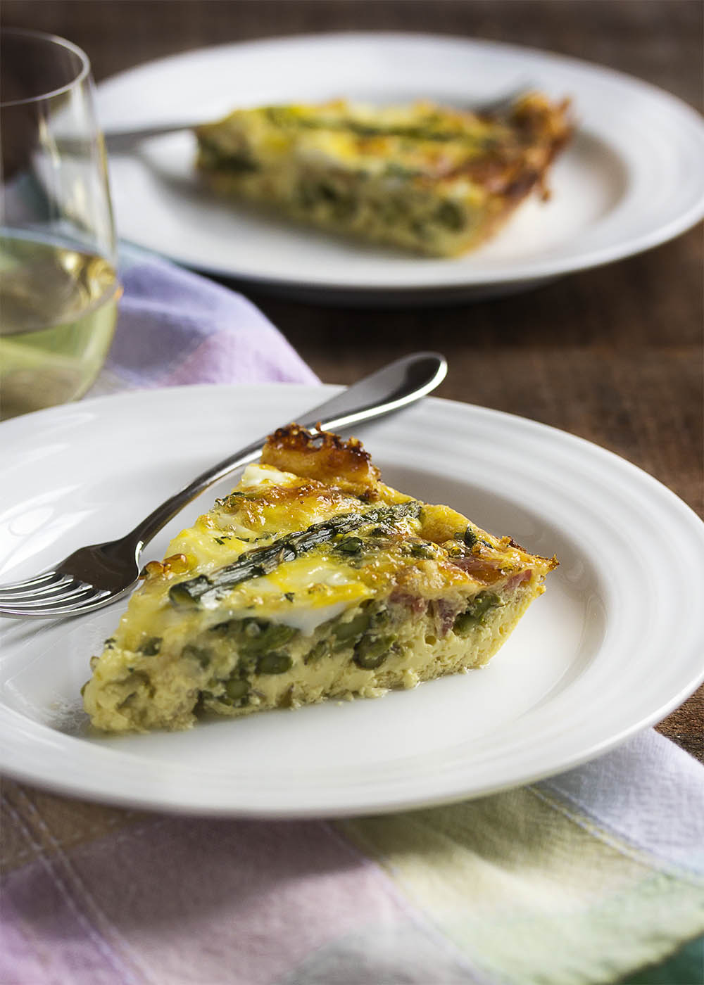 Asparagus and Bacon Crustless Quiche - This asparagus crustless quiche is full of asparagus and bacon and makes a great brunch dish or part of a spring-time lunch. | justalittlebitofbacon.com