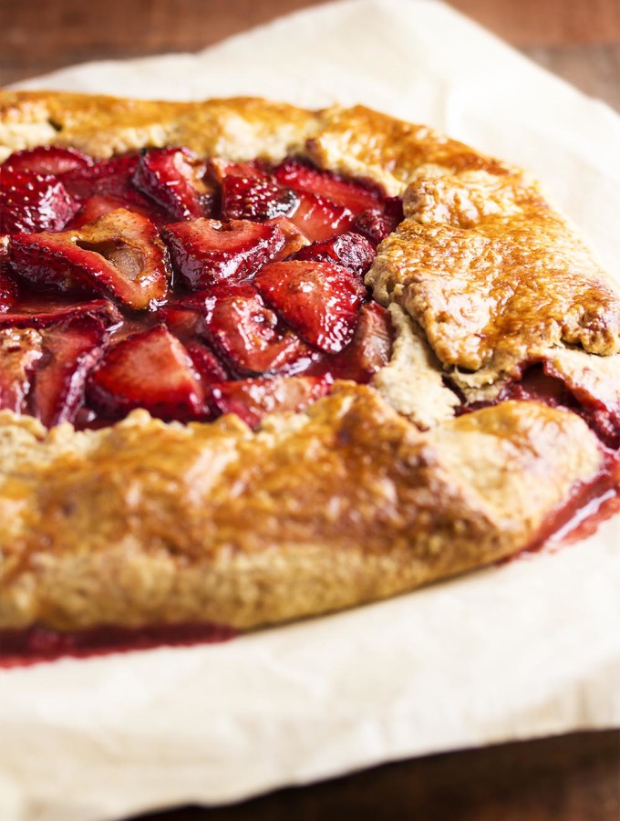 Strawberry Ricotta Crostata - This naturally sweetened crostata is a fun and relaxed take on pie, full of fresh strawberries, creamy ricotta, and brushed with honey. | justalittlebitofbacon.com
