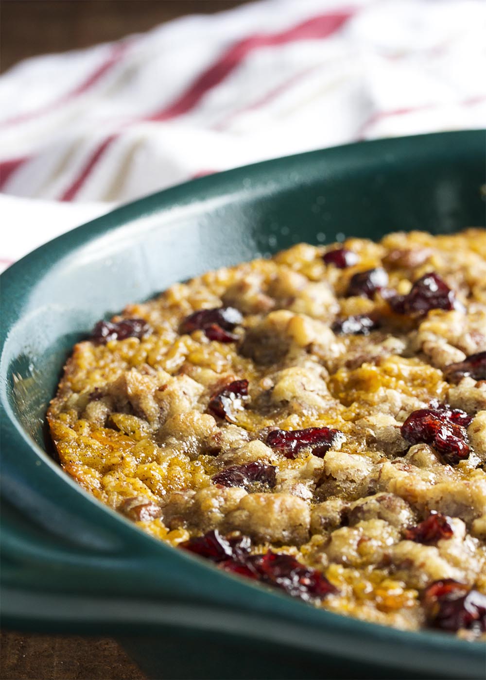 Pumpkin baked oatmeal is a healthy and filling breakfast for those days when you can't have enough pumpkin pie in your life. Great for a crowd! | justalittlebitofbacon.com