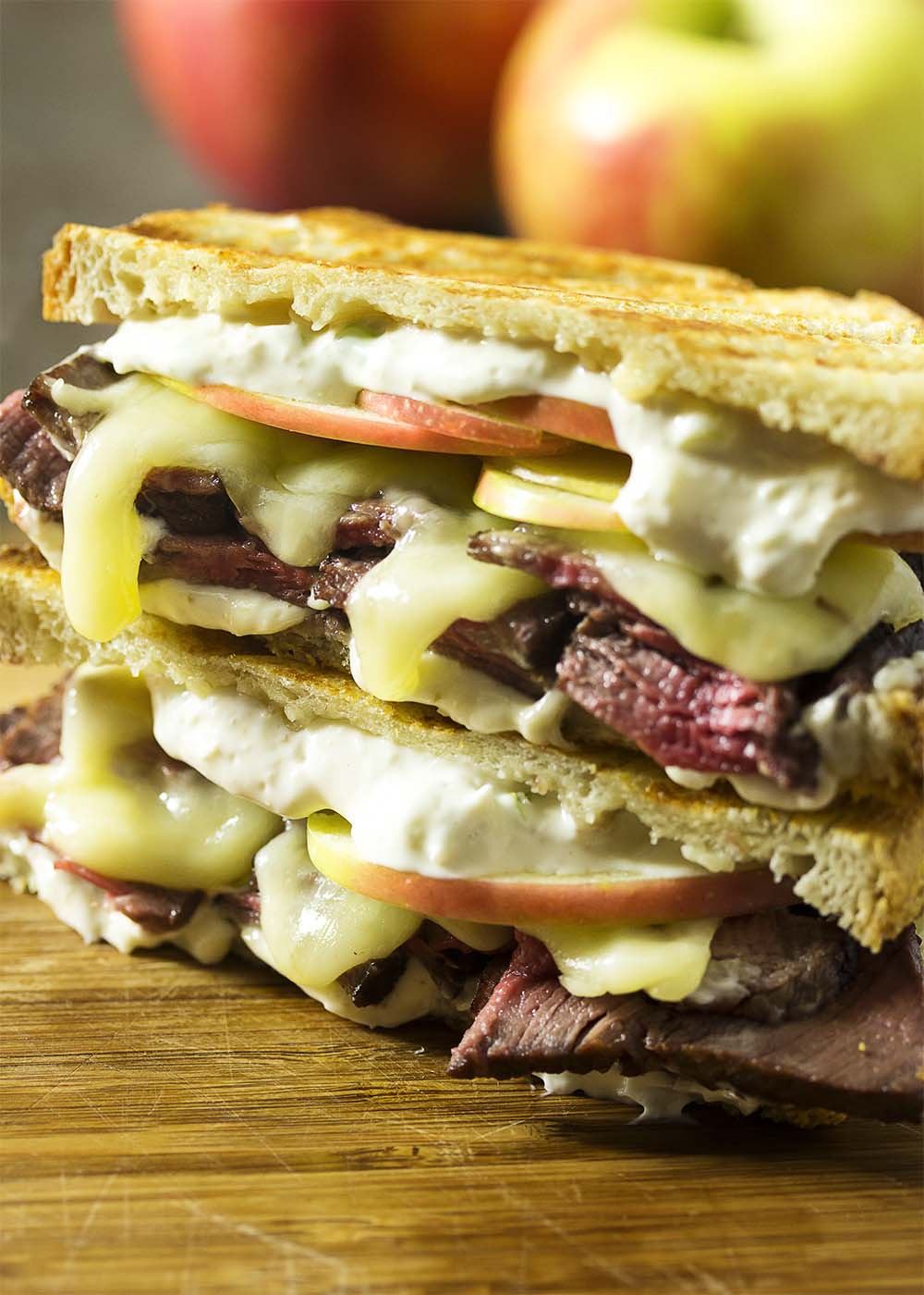 What to do with leftover roast beef? Layer it up on sourdough bread with apples, cheddar, and horseradish sauce for a roast beef panini! Great for lunch or dinner. | justalittlebitofbacon.com