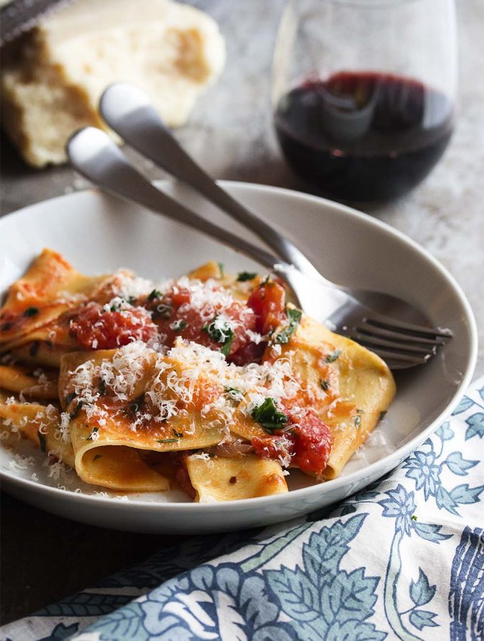This 20 minute Italian arrabbiata sauce full of chunky tomatoes and red peppers is a simple recipe great for a quick, weeknight meal. | justalittlebitofbacon.com