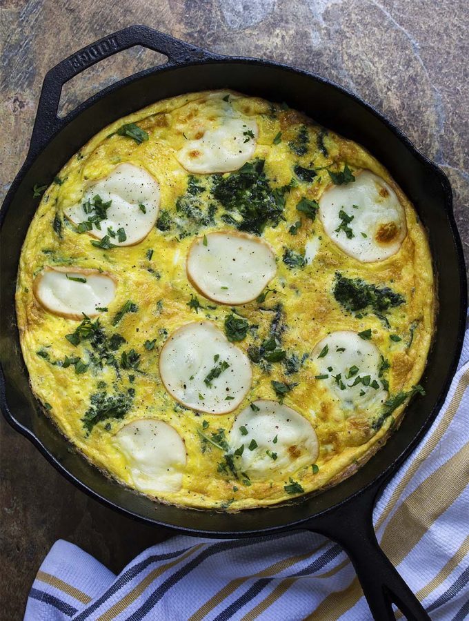 Healthy, easy, and quick! This broccoli rabe and smoked mozzarella frittata is packed full of flavor and cooks in only 15 minutes. Pull out your cast iron pan and make some dinner. | justalittlebitofbacon.com