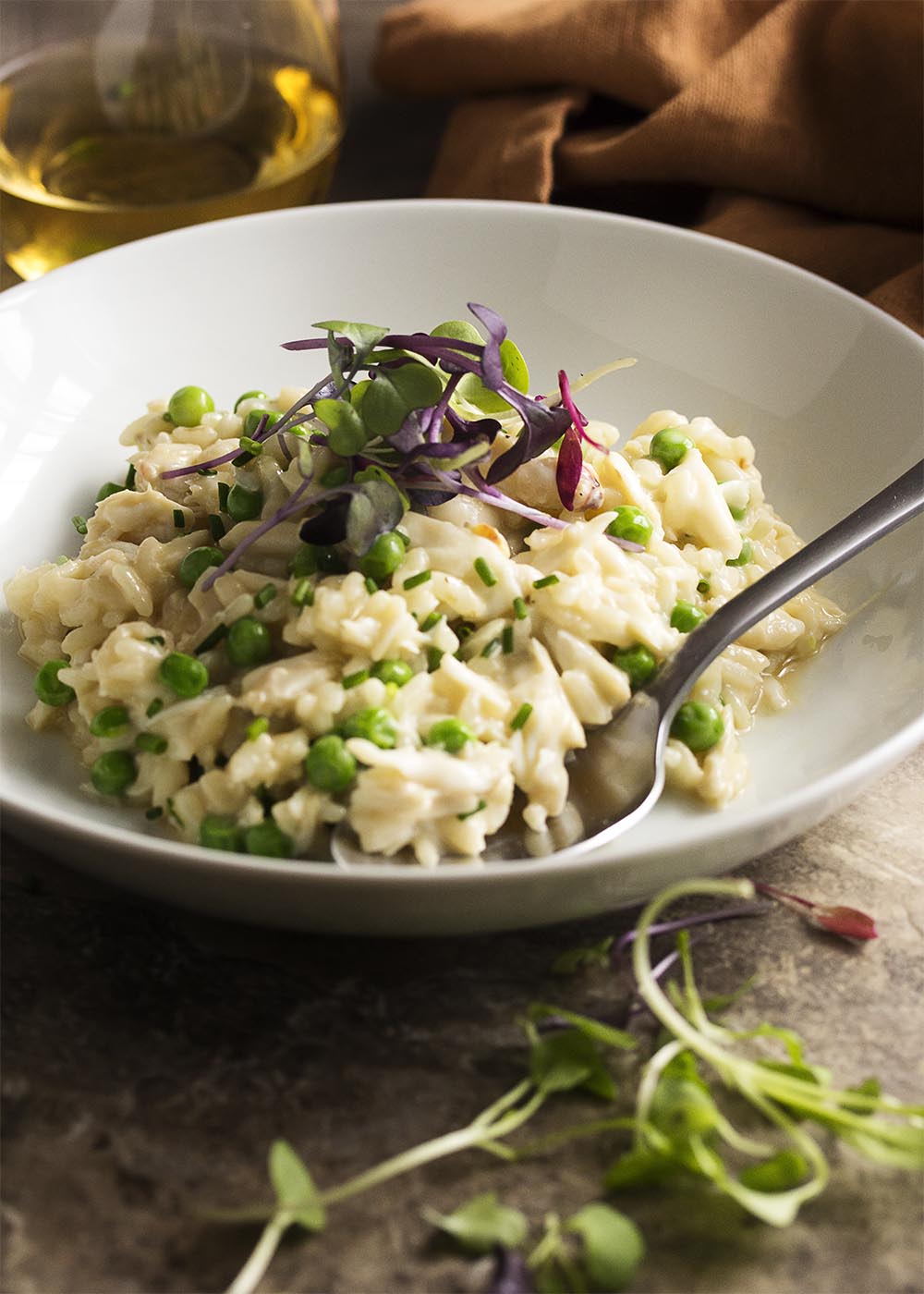 Creamy crab risotto makes a great one-pot meal! Sweet crab meat is mixed with mascarpone and baby peas in this quick dinner. Great for a weeknight or for date night. | justalittlebitofbacon.com