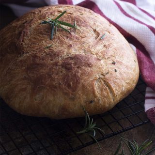 Love making artisan bread but want it to be quick and easy? This rosemary no knead bread bakes up like a dream in your dutch oven and only takes a few minutes of work. | justalittlebitofbacon.com