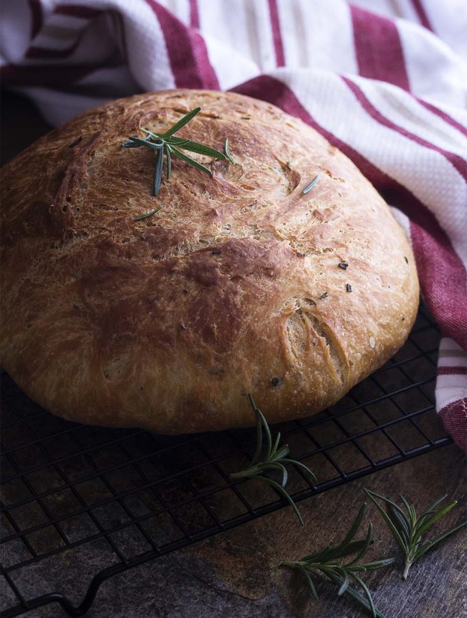 Love making artisan bread but want it to be quick and easy? This rosemary no knead bread bakes up like a dream in your dutch oven and only takes a few minutes of work. | justalittlebitofbacon.com