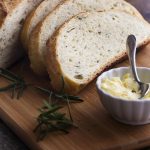 Love making artisan bread but want it to be quick and easy? This rosemary no knead bread bakes up like a dream in your dutch oven and only takes a few minutes of work. | justalittlebitofbacon.com